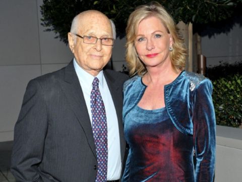 Norman Lear and Lyn Davis pose a picture together.